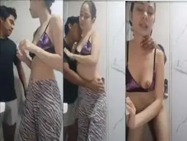 Bokep Indo Ngentot Sepupu Di Kamar Mandi Basah Kuyup poster